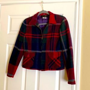 Women’s plaid short front zip blazer. Size M